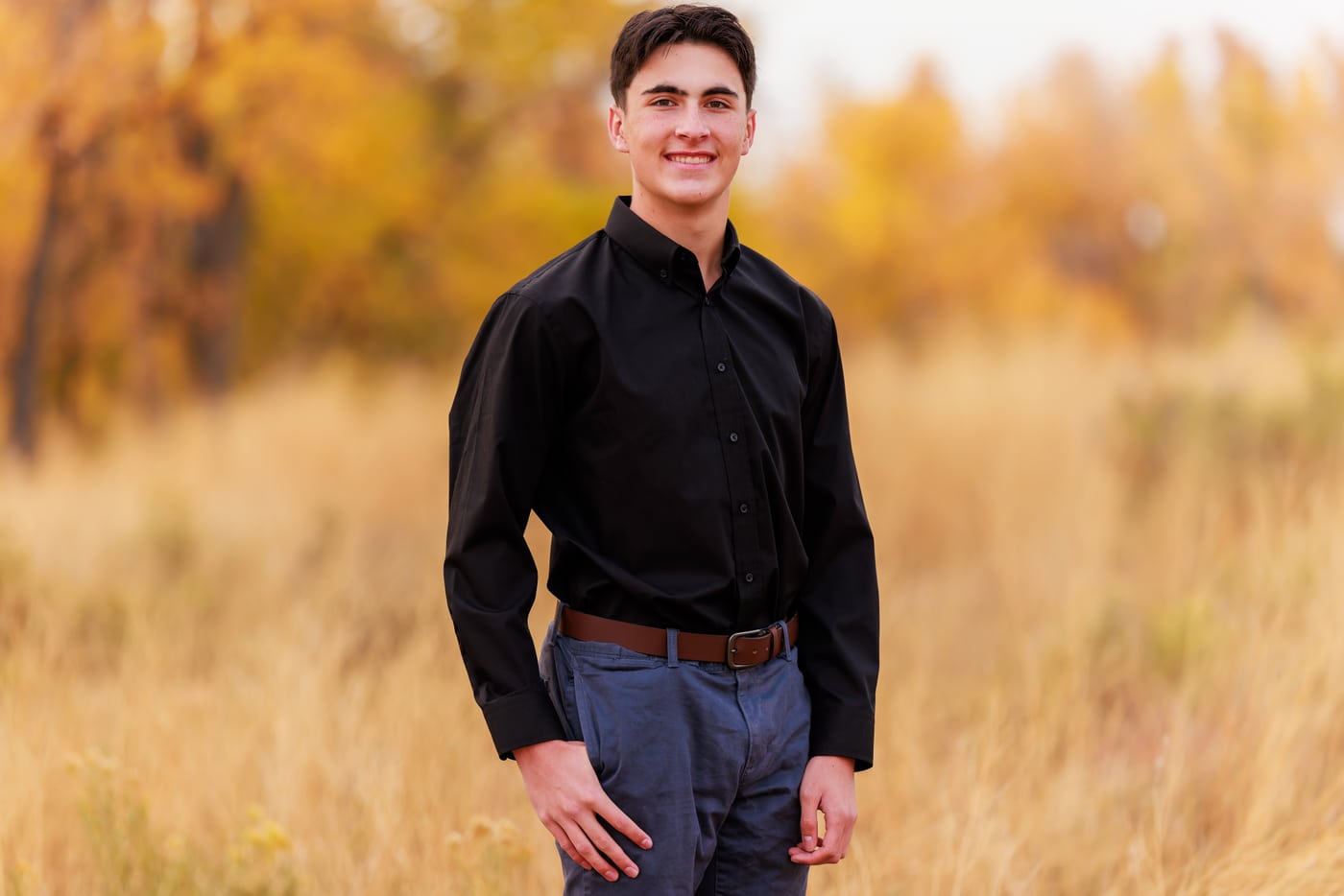 Senior guy black shirt, autumn field (2024, high-res).