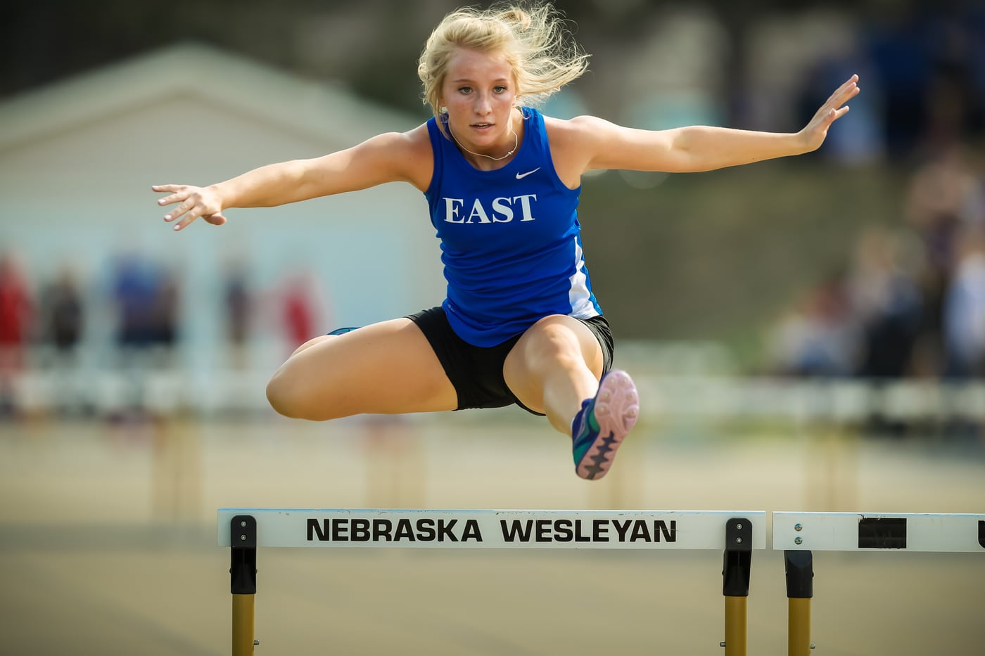 Long-jumper suspended mid-air, technically flawless peak action.