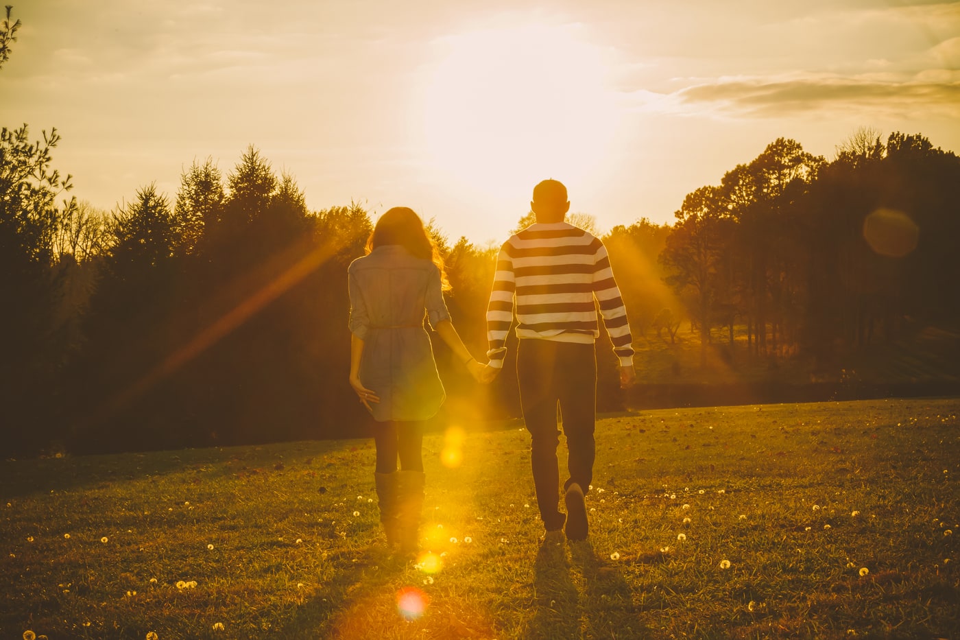 Golden-hour couple silhouette with cinematic sunset atmosphere.