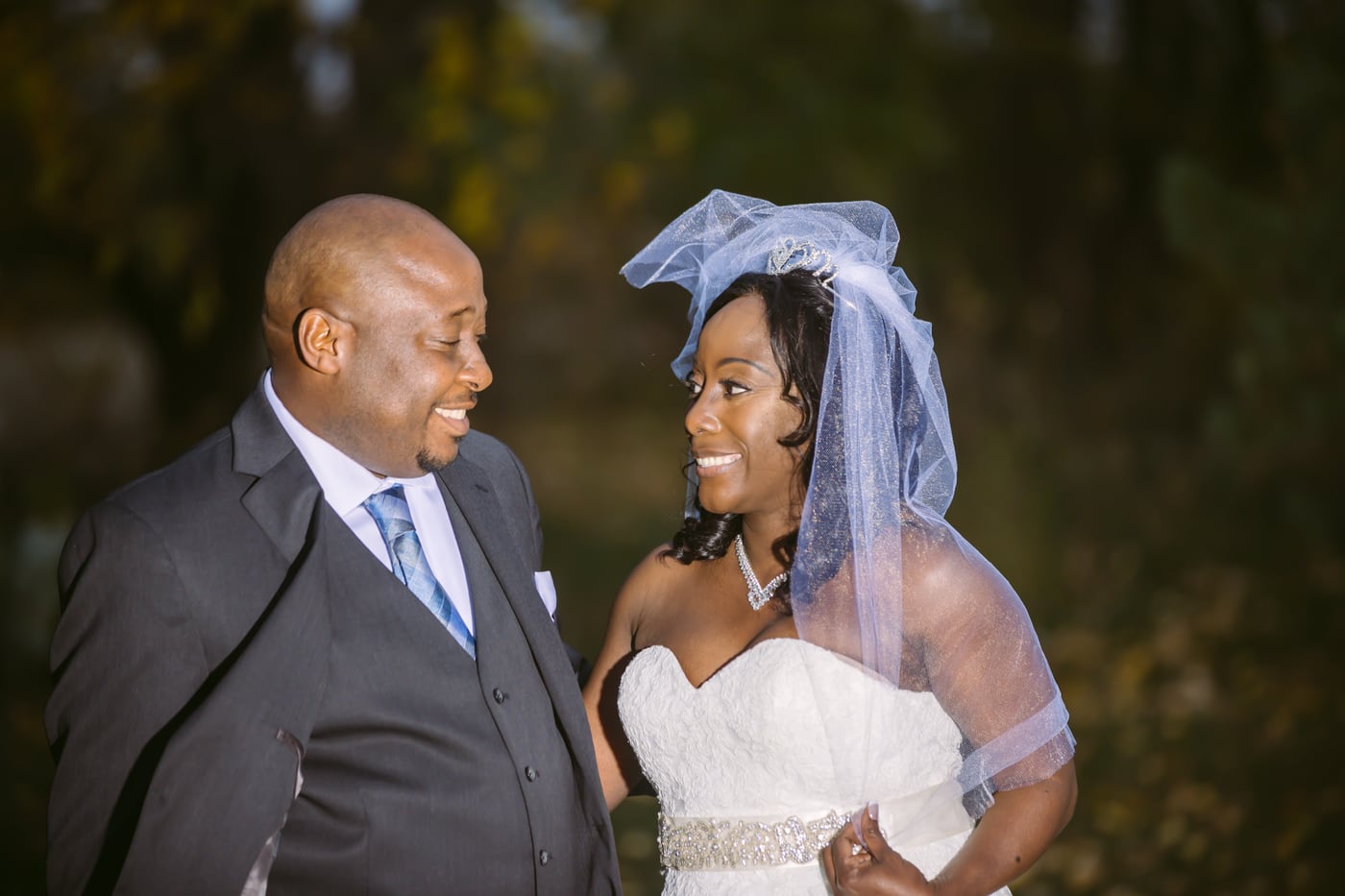 Wedding couple in warm evening light with clear connection.